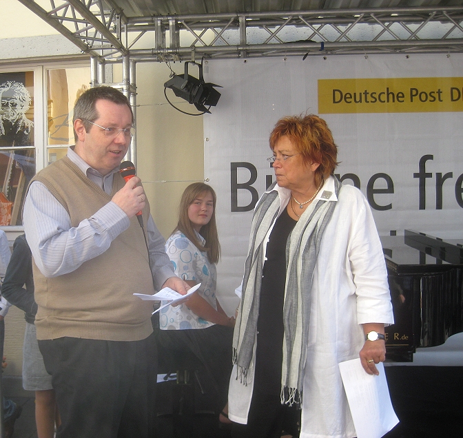 Stephan Eisel und Maria-Theresia van Schewick auf der Bühne vor dem Beethoven-Haus, 2010
