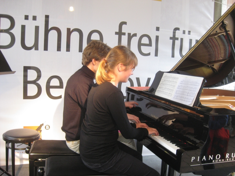 Konstanze Palm am Klavier mit einem jungen Mitwirkenden, „Bühne frei für Beethoven“, 2009