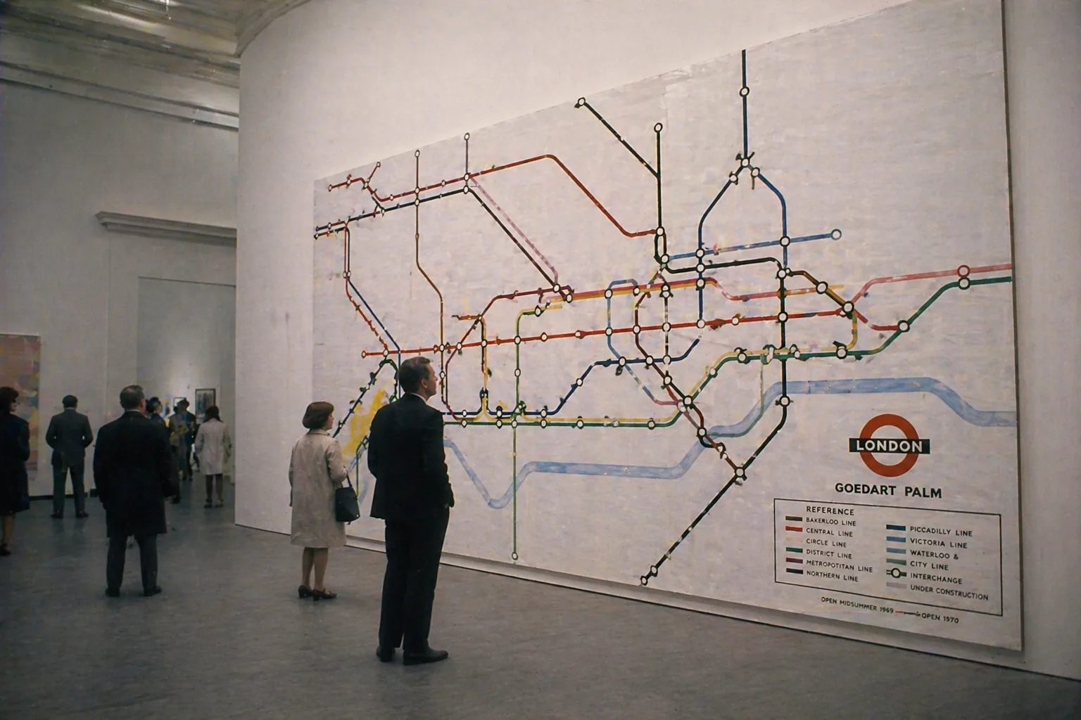 Fiktive Museumsszene mit einem Londoner Linienplan als Kunstwerk