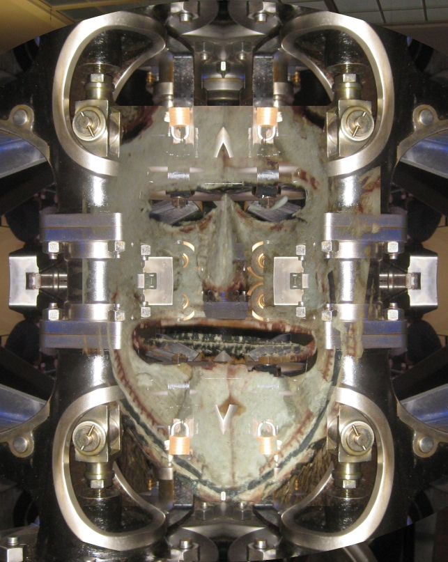 Symmetrische Maschinenbauteile erscheinen als maskenhaftes Gesicht