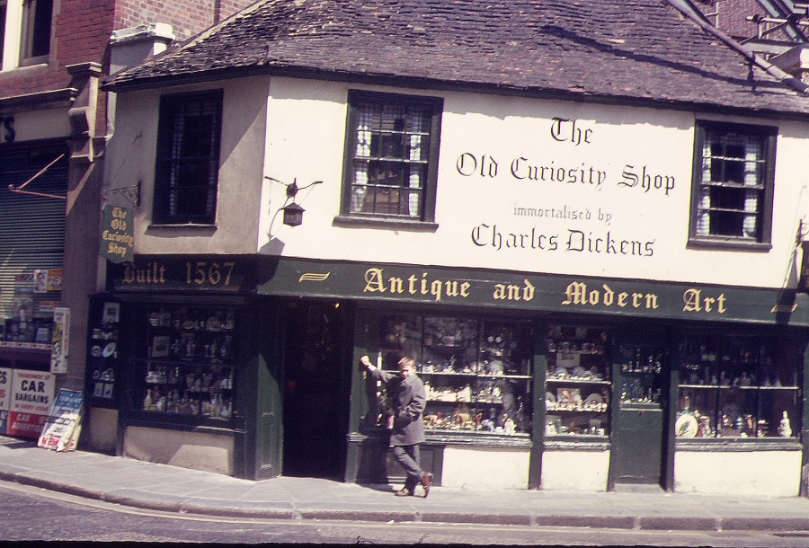 Goedart Palm vor The Old Curiosity Shop in London im April 1968