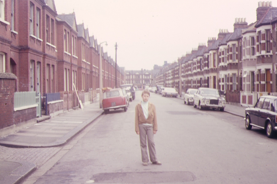 Bruder des Fotografen in einer Londoner Wohnstraße, 1972