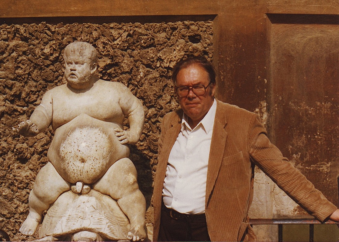 Goedart Palms Vater neben einer Bacchusfigur im Boboli-Garten in Florenz 1979