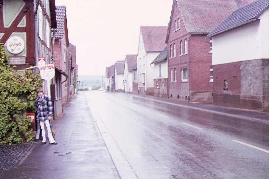 Hauptstraße in Todenhausen in späterer Zeit mit dem Geschäft Peter Palm