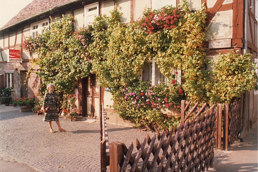 Ehemaliges Lebensmittelgeschäft Peter Palm in Todenhausen mit historischem Ladenschild