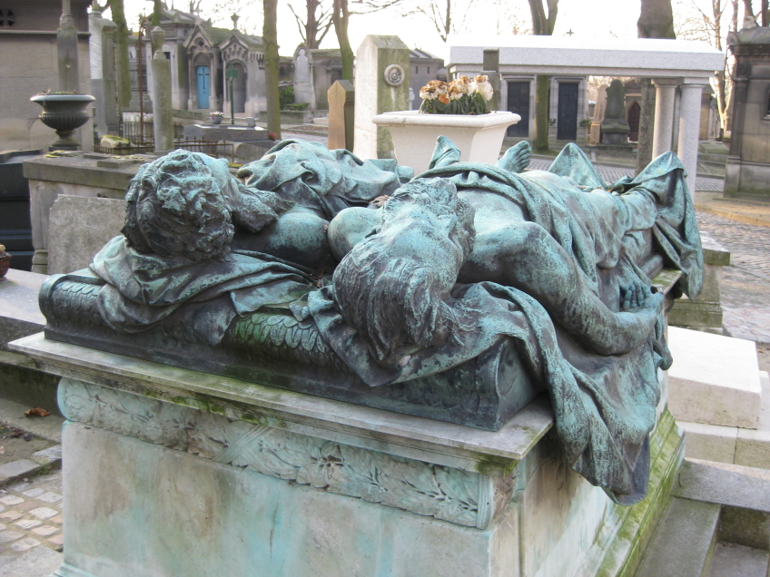 Zwei liegende Grabfiguren aus Bronze als Bild für Liebe, Zeit und Sterblichkeit