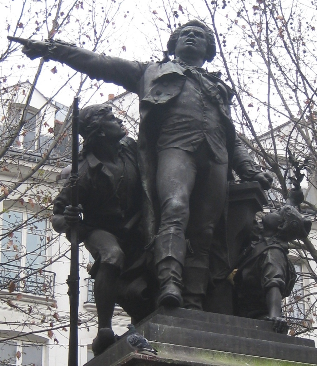 Danton-Denkmal mit ausgestrecktem Arm und begleitenden Figuren