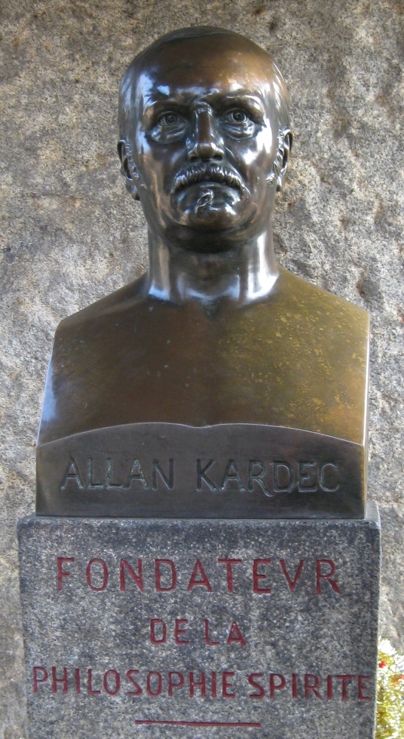 Denkmal für Allan Kardec mit der Inschrift Fondateur de la philosophie spirite