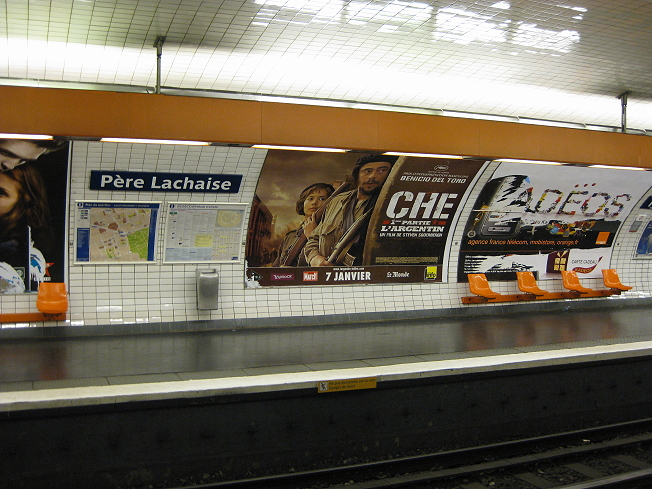 Métrostation Père Lachaise mit einem Che-Plakat
