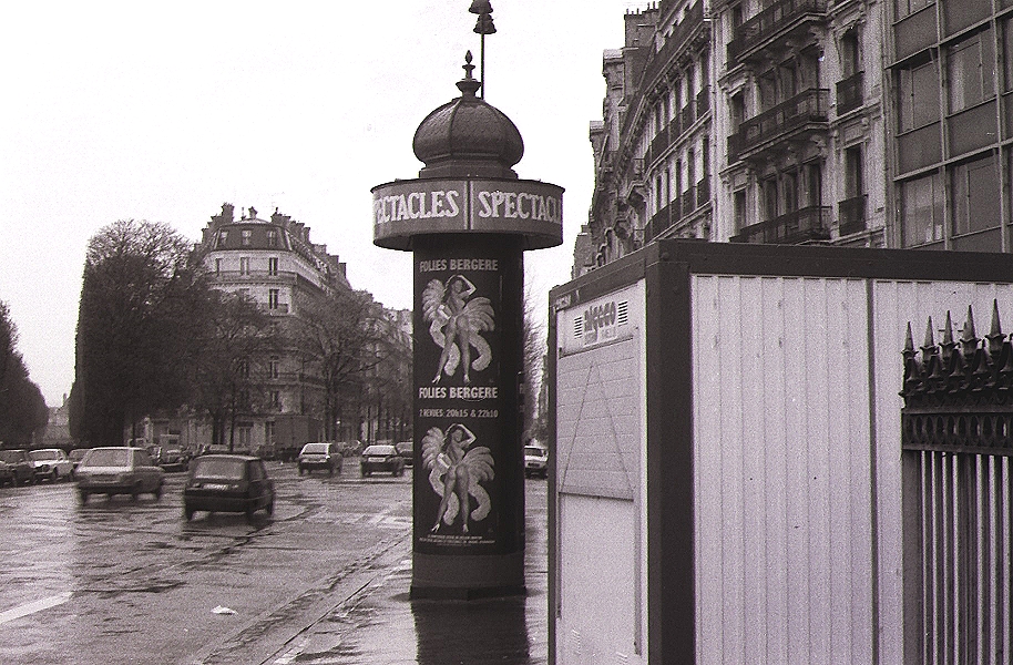 Pariser Straßenszene unter dem Titel La Société du spectacle