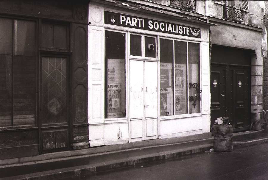 Plakat und Stadtszene der Parti Socialiste