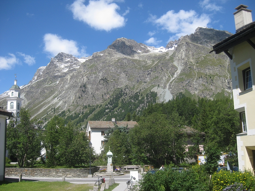 Blick über Sils-Maria auf die Berge des Engadins