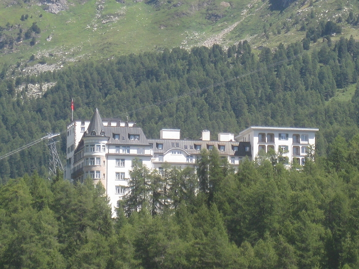 Das Waldhaus oberhalb von Sils-Maria zwischen Bäumen